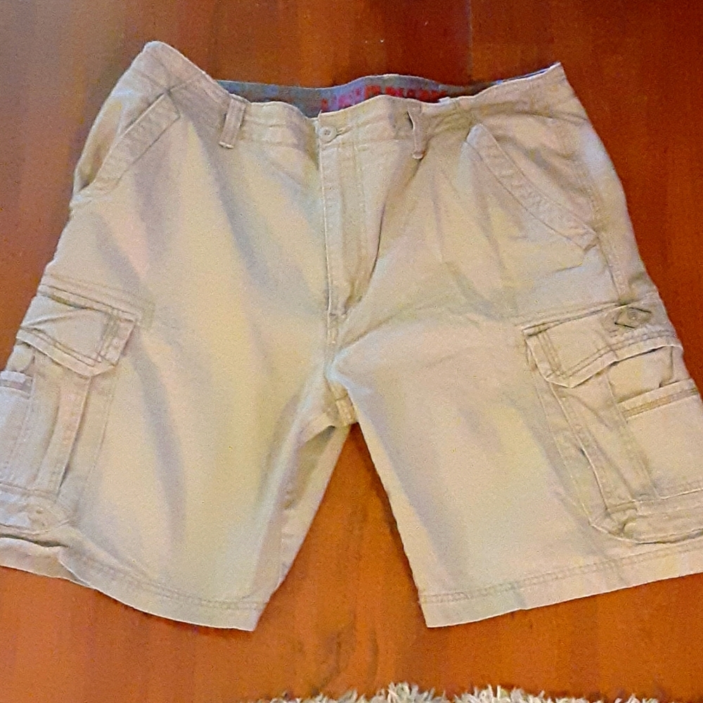 Union Bay tan Khaki Cargo Shorts 100% cotton size 42 Excellent used condition…